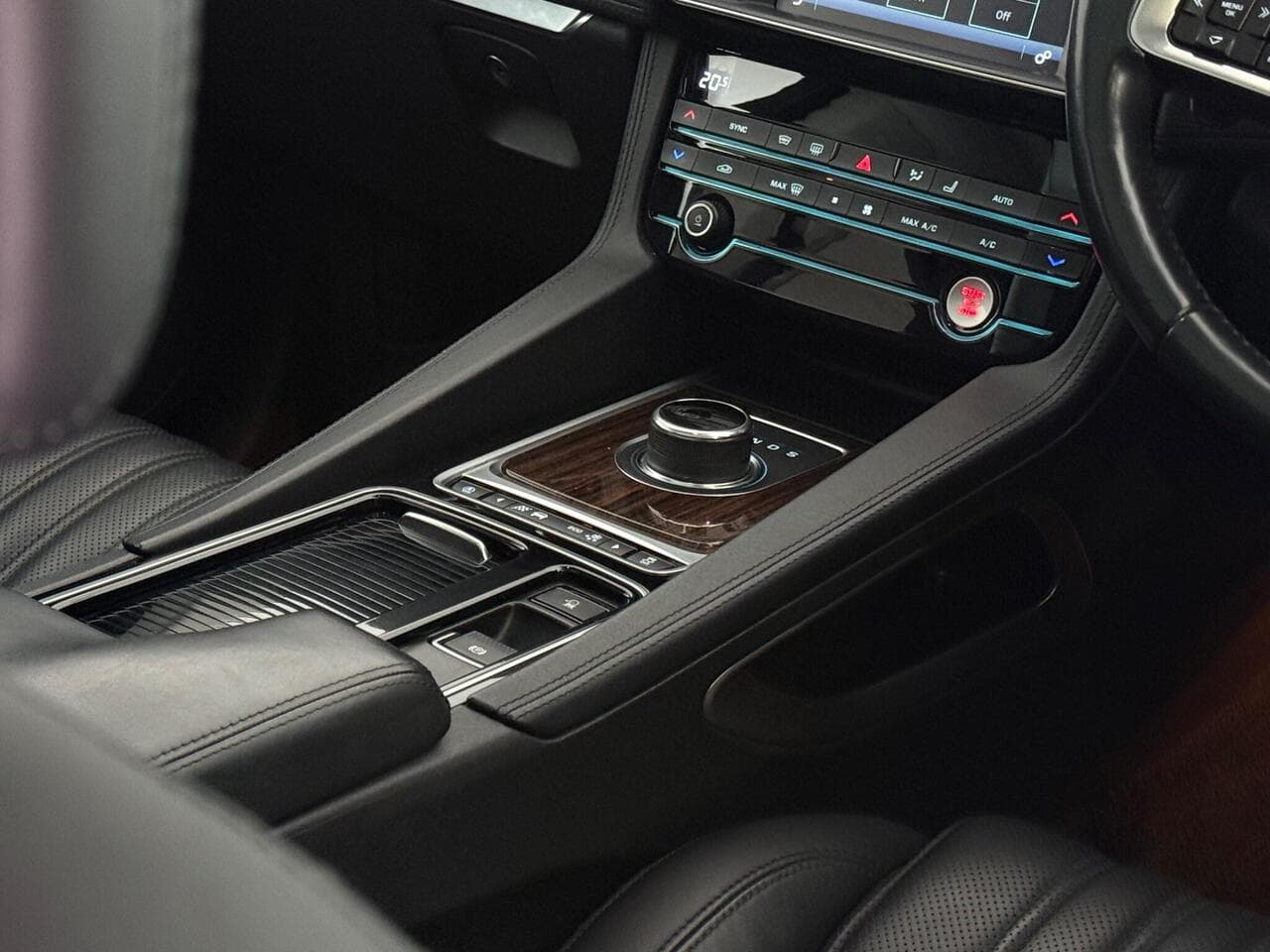 Jaguar F-PACE thumbnail Interior Front