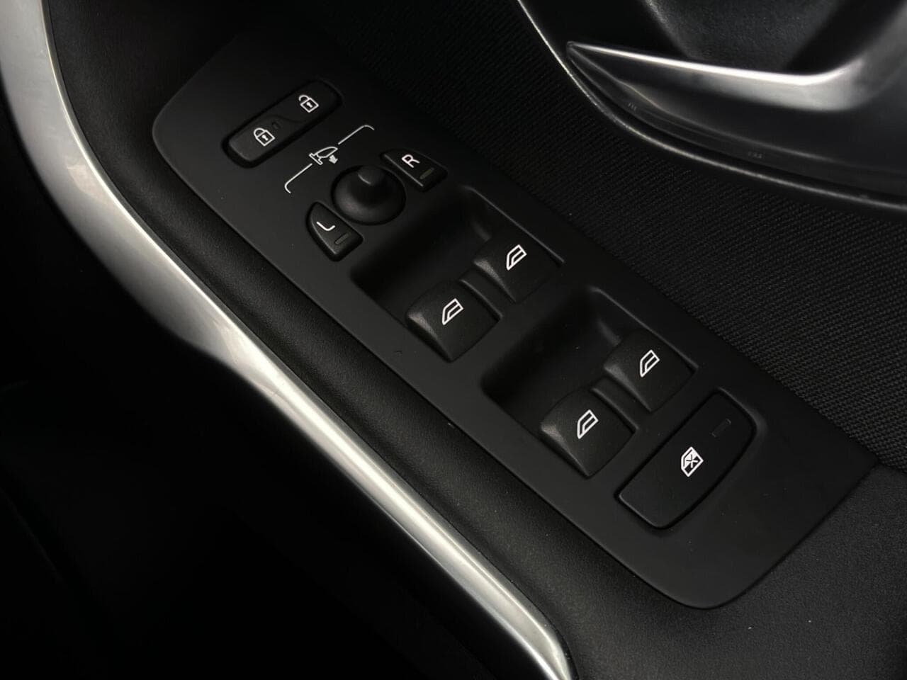 Volvo V40 thumbnail Misc Controls