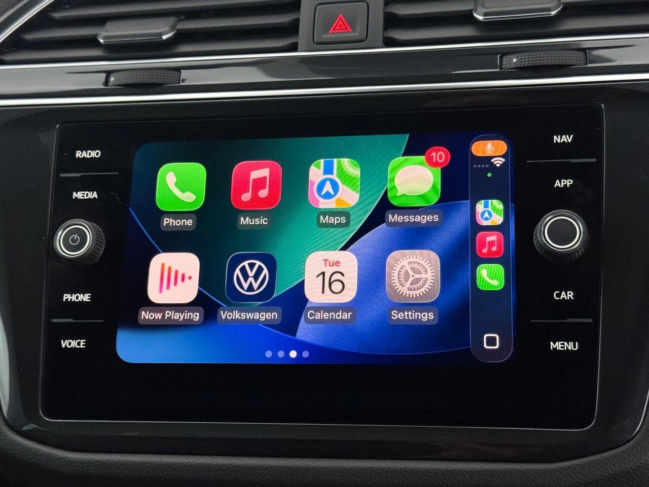 Volkswagen Tiguan thumbnail Infotainment System