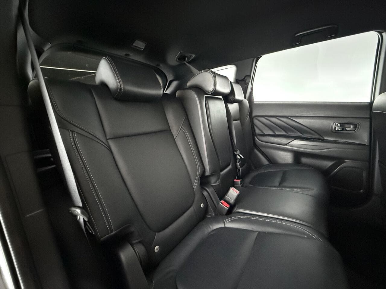 Mitsubishi Outlander thumbnail Seats Rear
