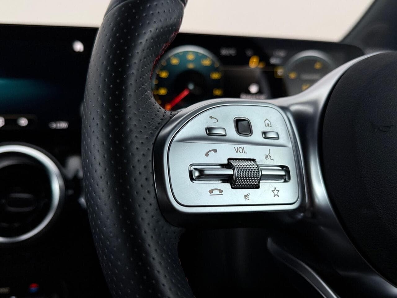 Mercedes-Benz GLA thumbnail Misc Controls