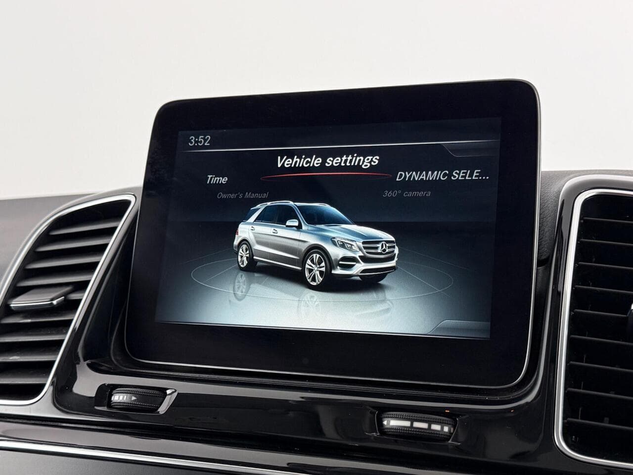 Mercedes-Benz GLE thumbnail Infotainment System