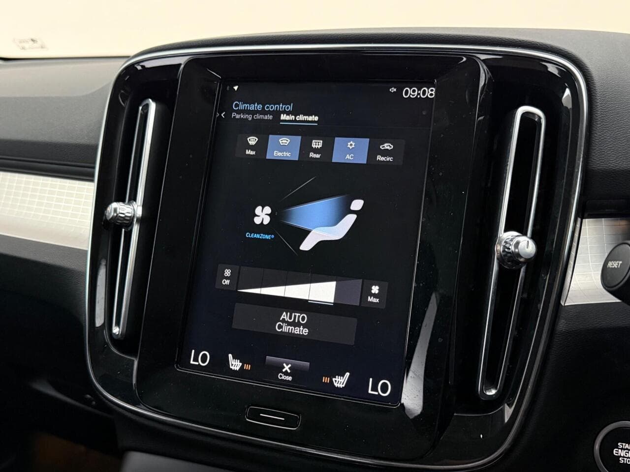 Volvo XC40 thumbnail Infotainment System