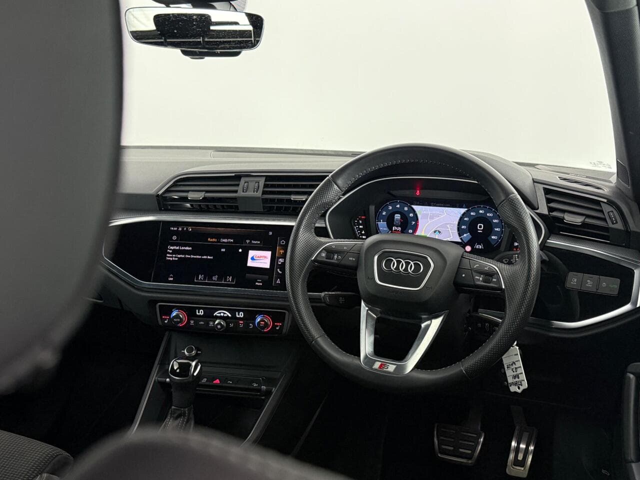 Audi Q3 thumbnail Interior Front