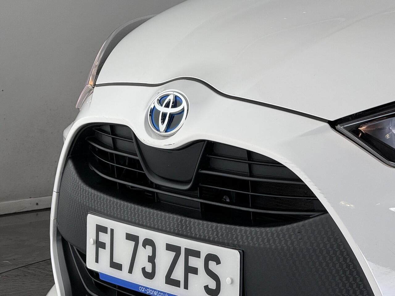 Toyota Yaris thumbnail Badge Exterior