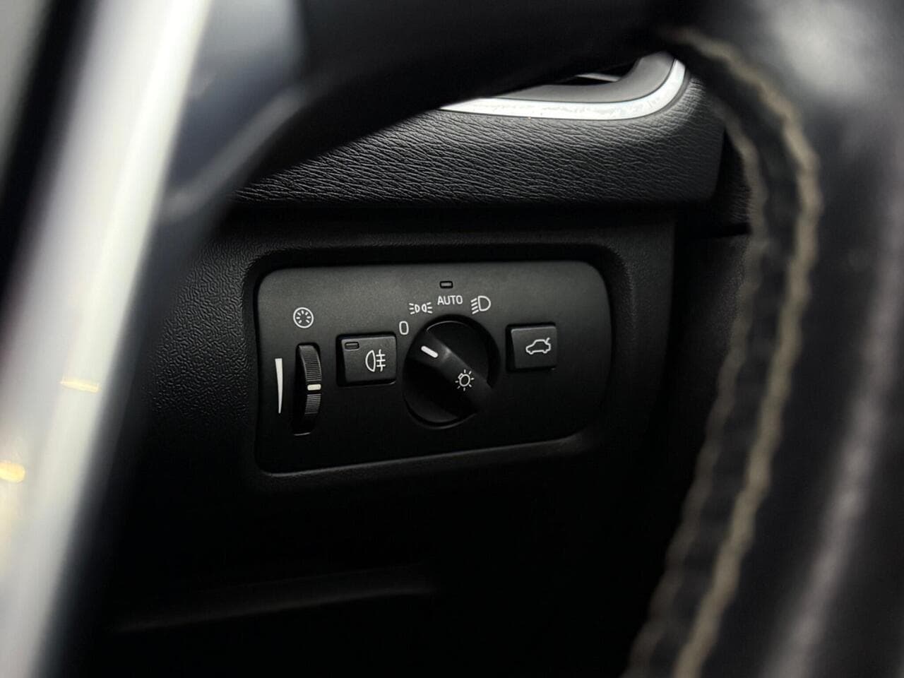 Volvo V40 thumbnail Misc Controls