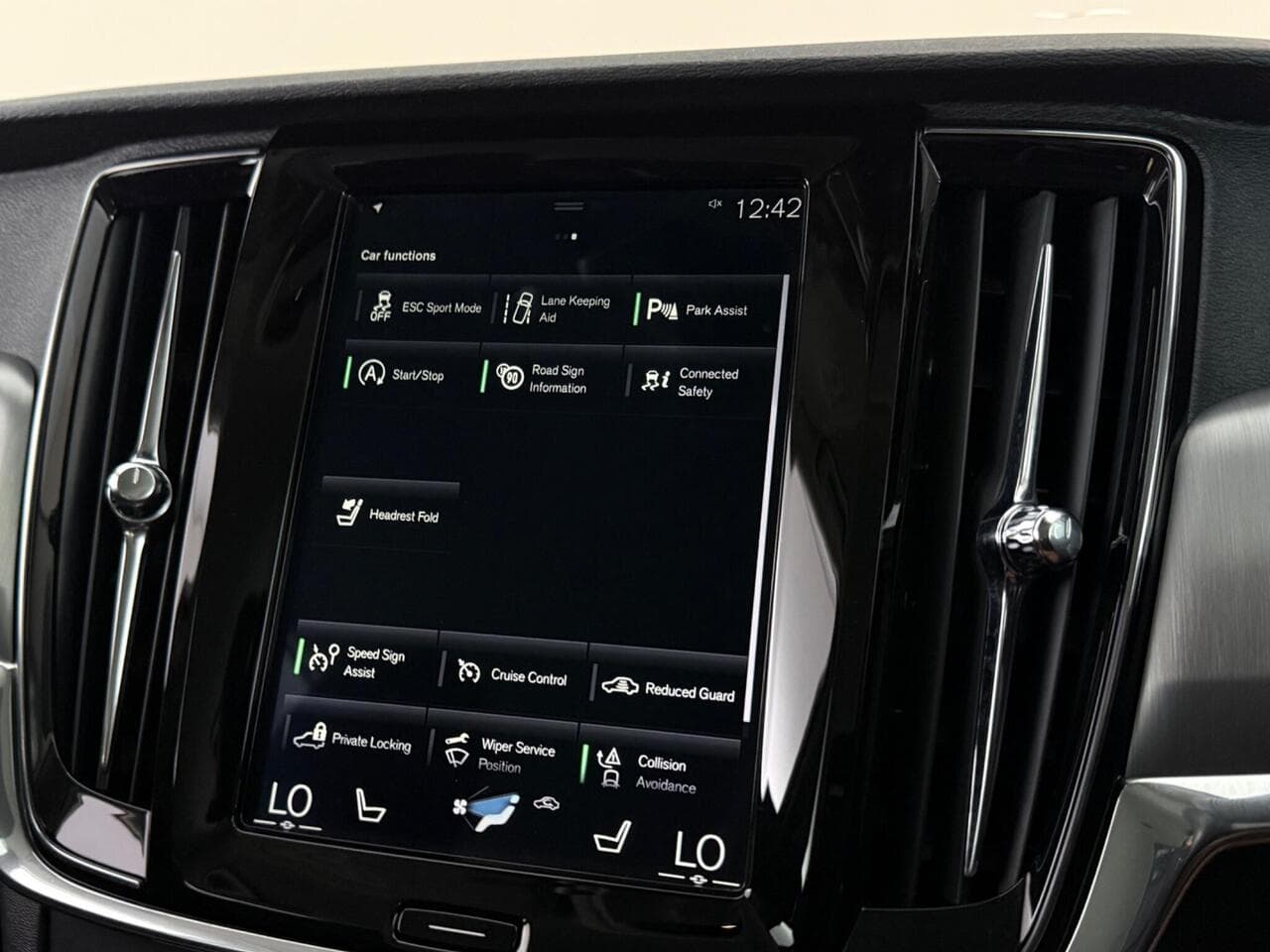 Volvo V90 thumbnail Infotainment System
