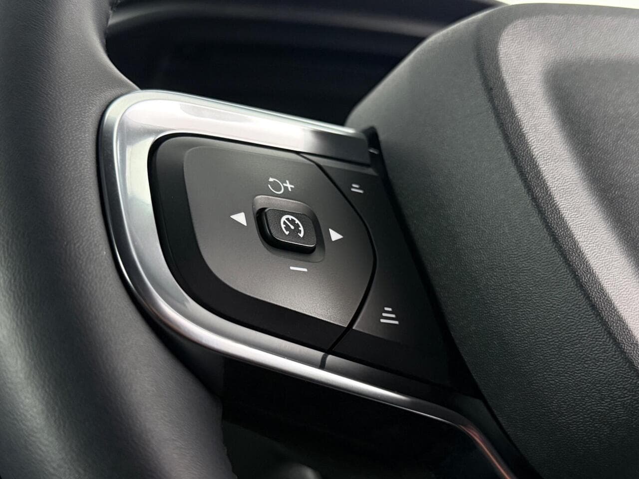 Volvo XC40 thumbnail Misc Controls