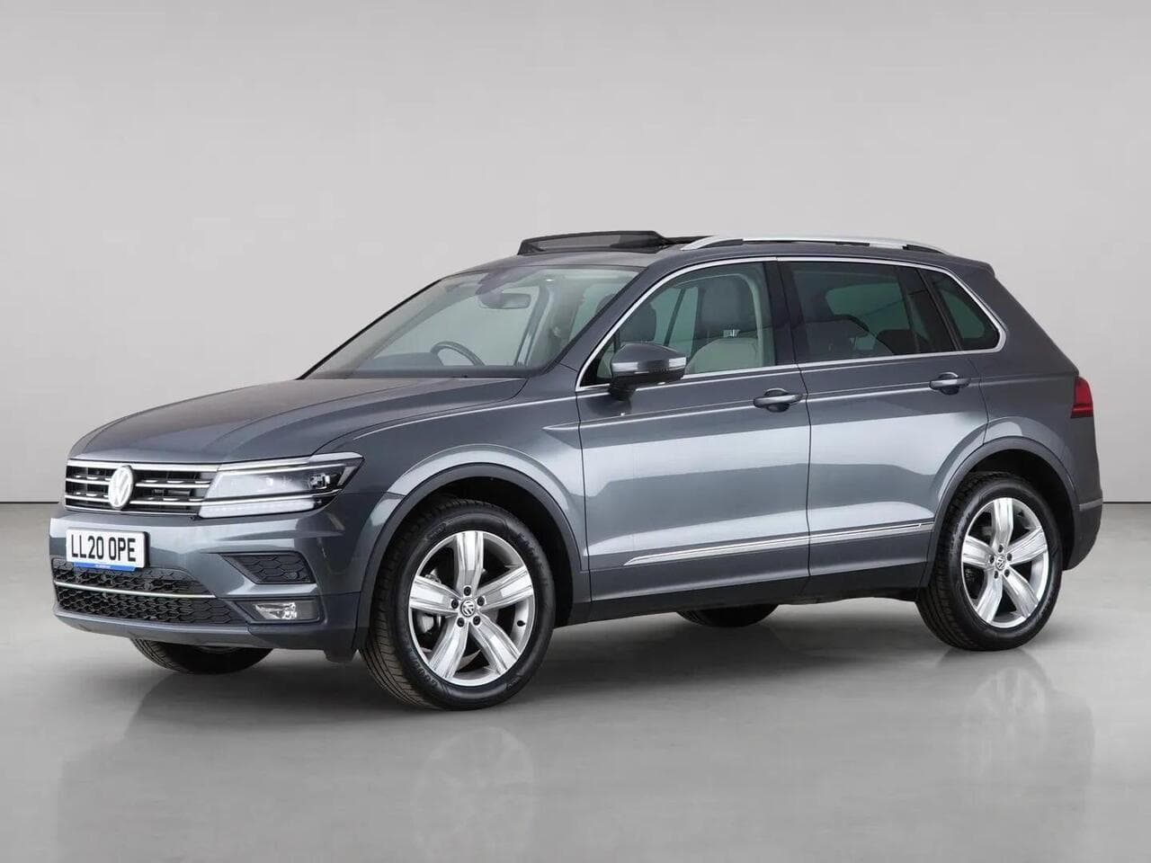 Volkswagen Tiguan thumbnail Front Left