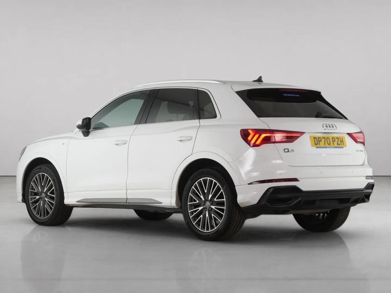 Audi Q3 thumbnail Rear Left
