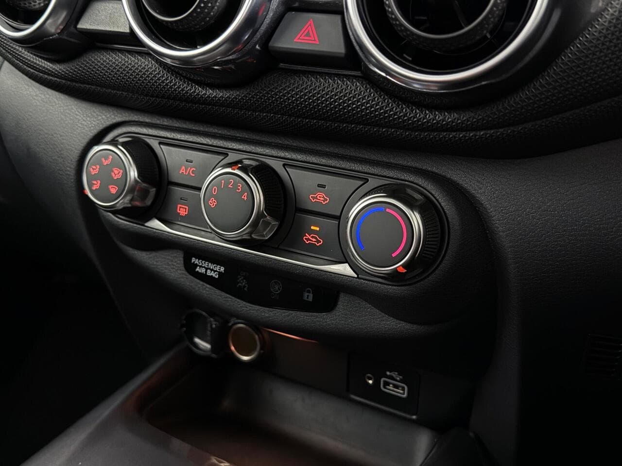 Nissan Juke thumbnail Interior Front