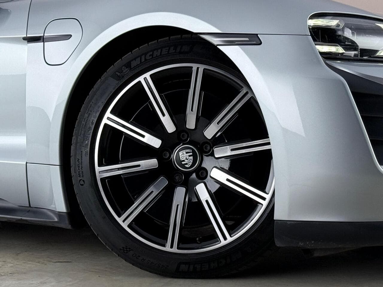 Porsche Taycan thumbnail Wheel