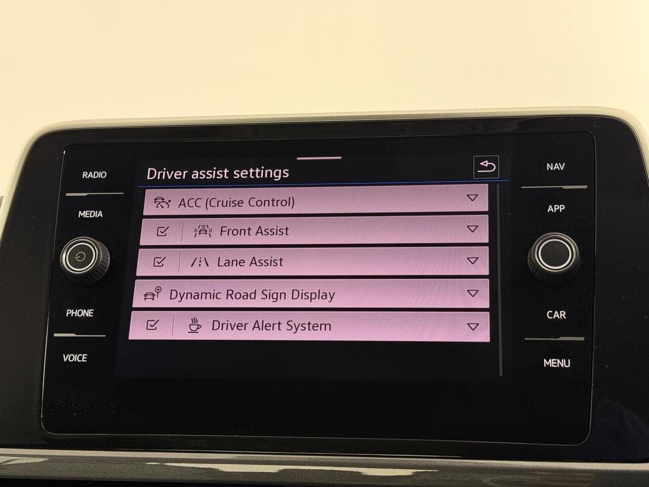 Volkswagen T-Roc thumbnail Infotainment System
