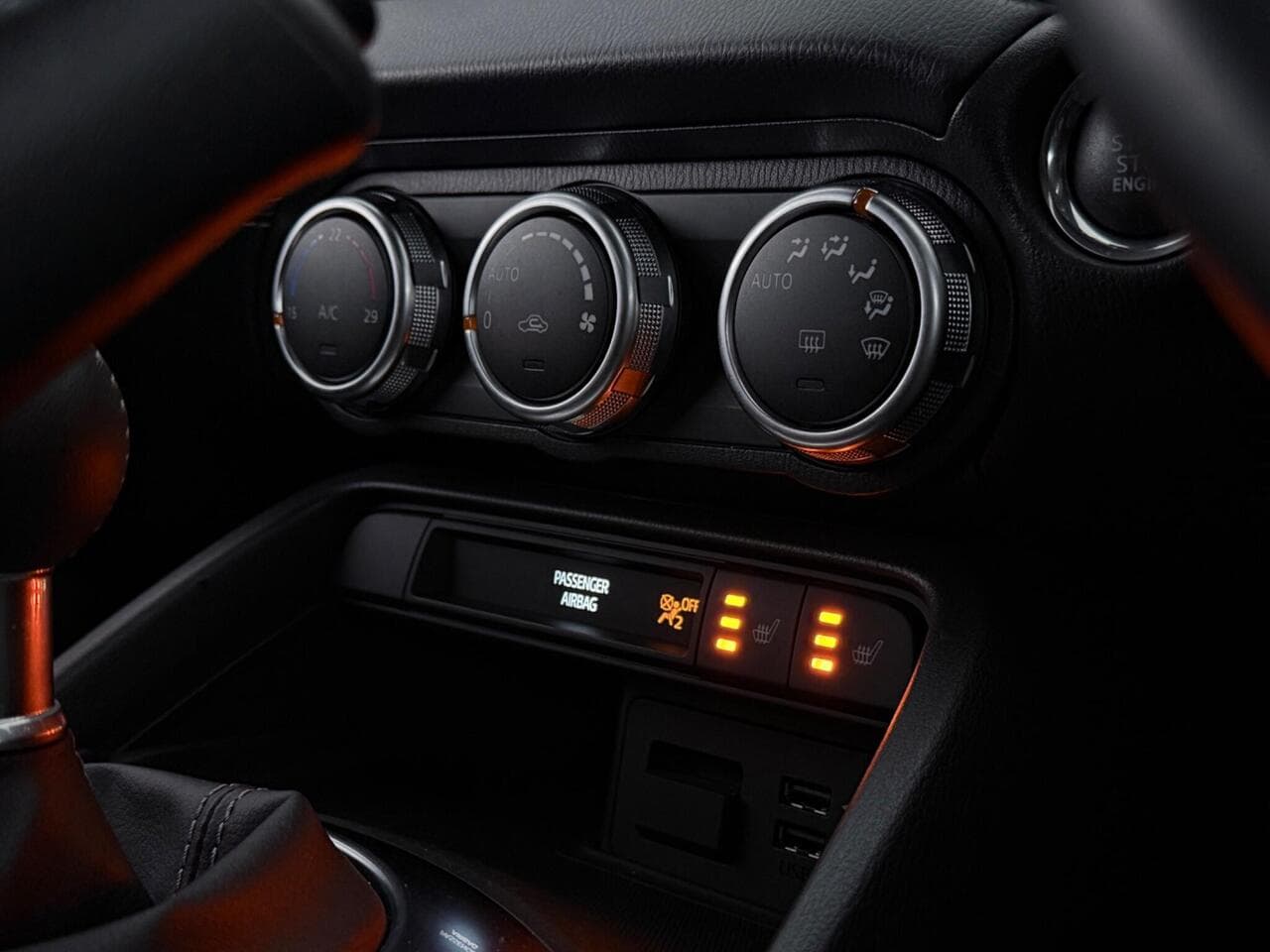 Mazda MX-5 thumbnail Interior Front