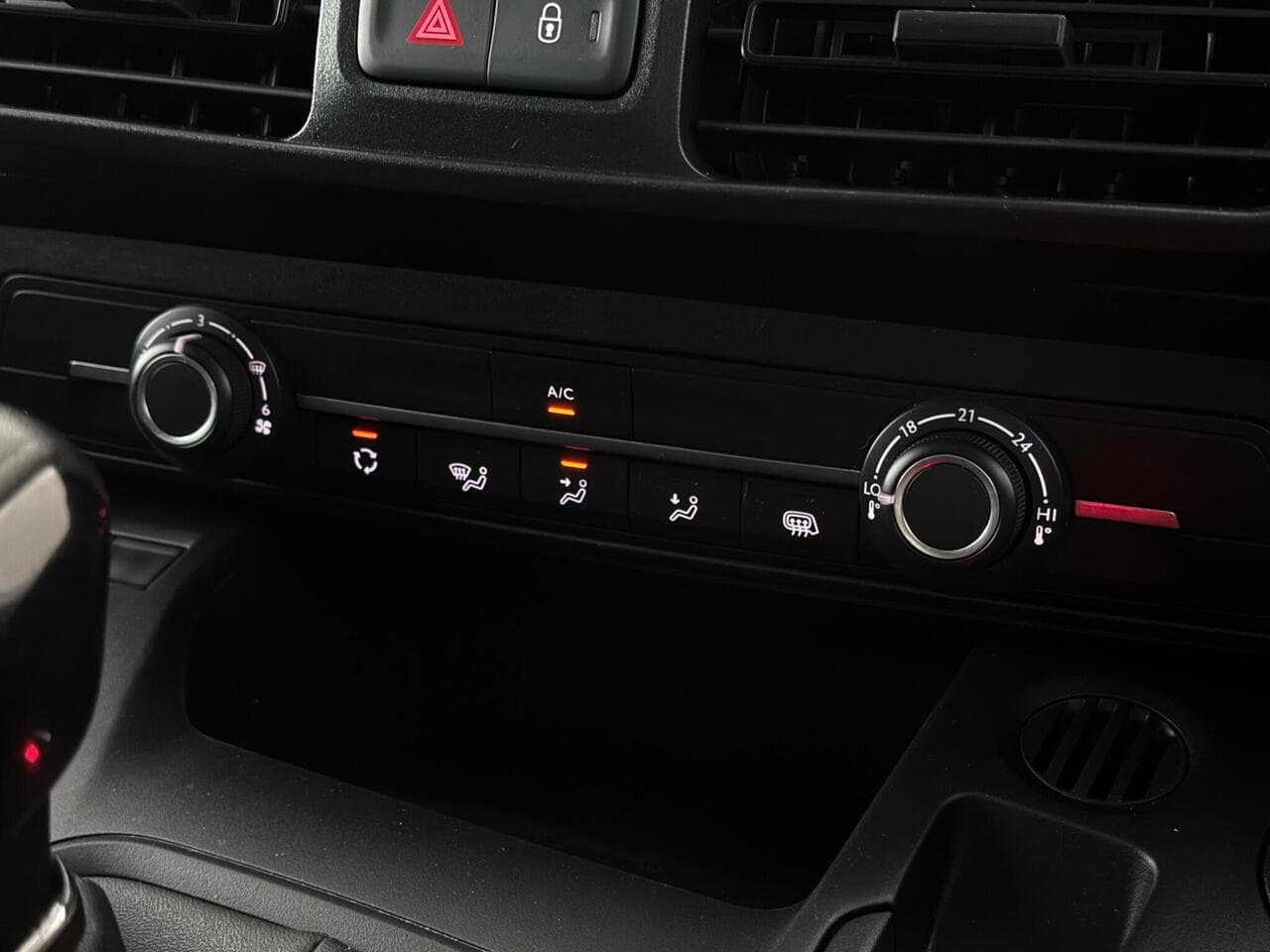 Peugeot Partner thumbnail Interior Front