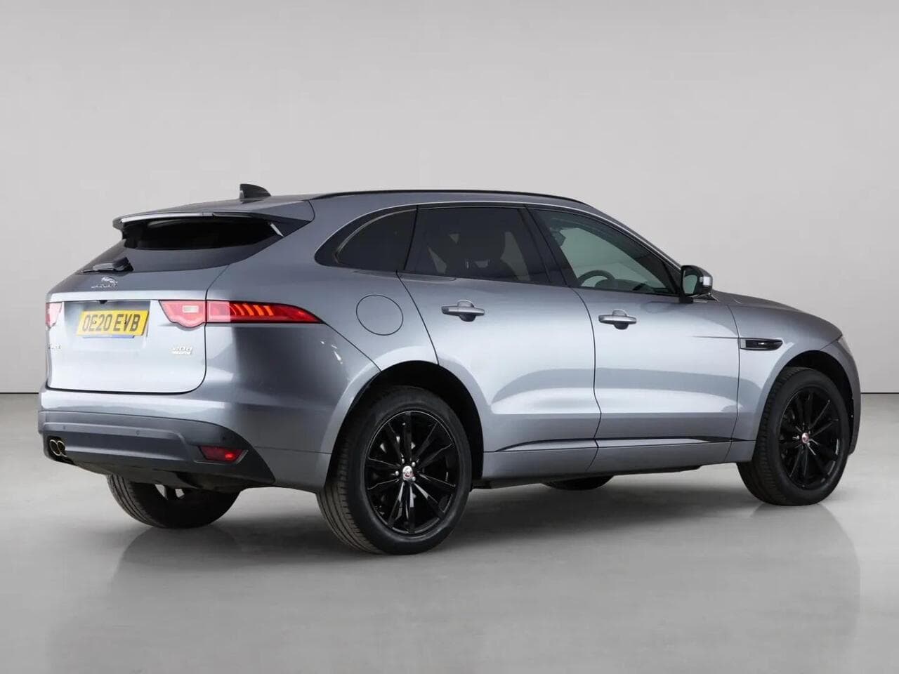 Jaguar F-PACE thumbnail Rear Right