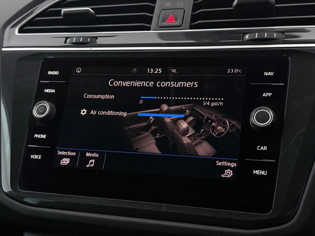 Volkswagen Tiguan thumbnail Infotainment System