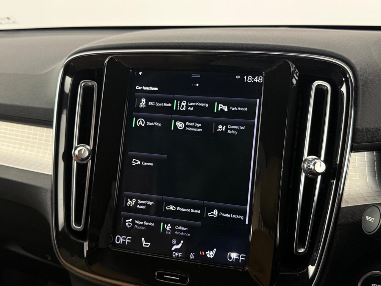 Volvo XC40 thumbnail Infotainment System