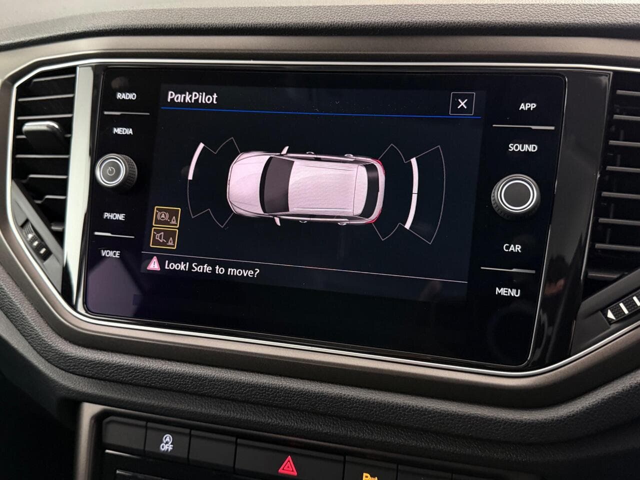 Volkswagen T-Roc thumbnail Infotainment System
