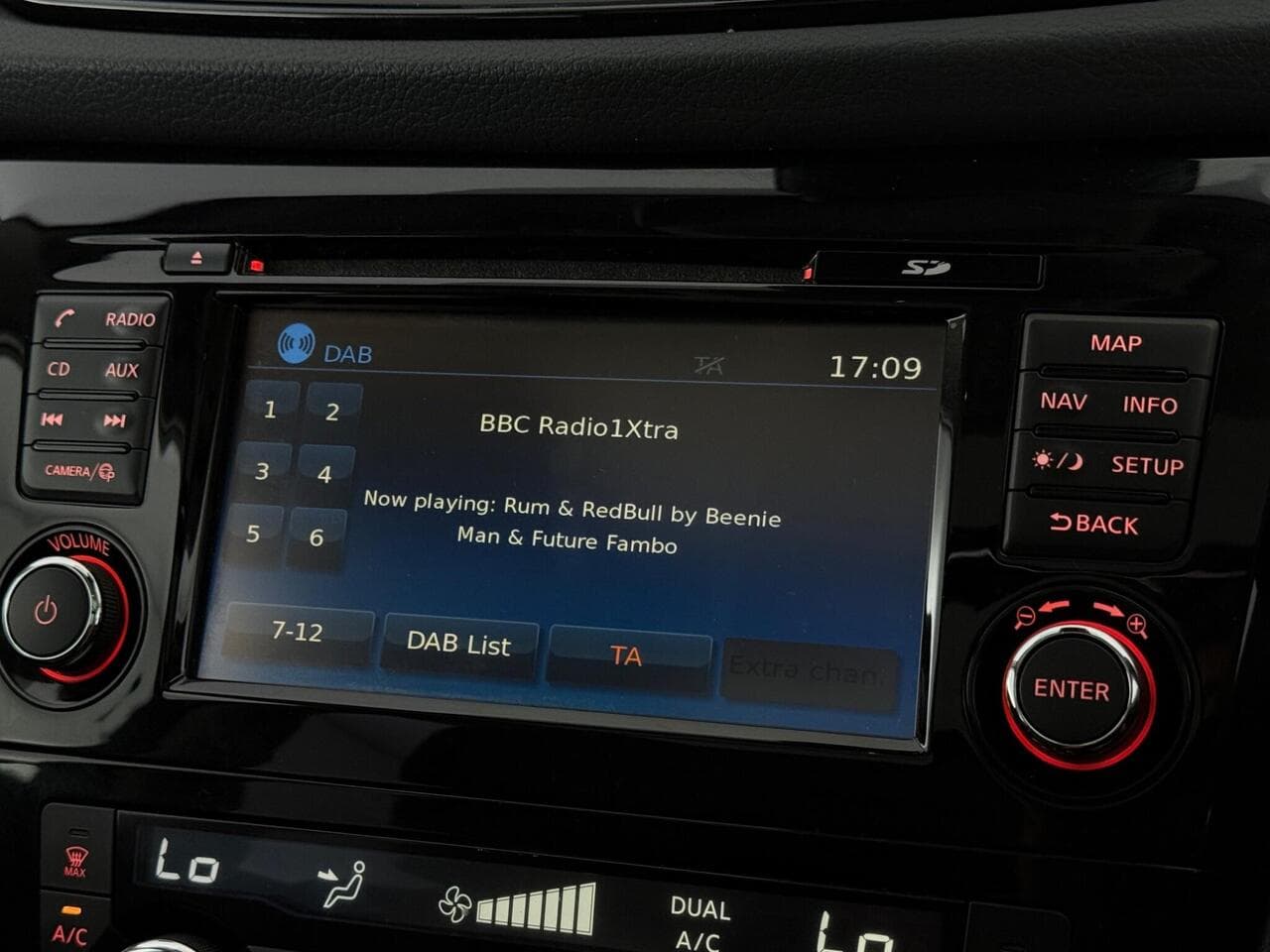 Nissan X-Trail thumbnail Infotainment System