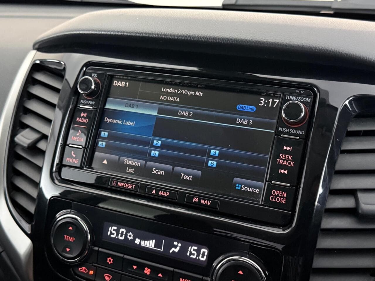 Mitsubishi L200 thumbnail Infotainment System