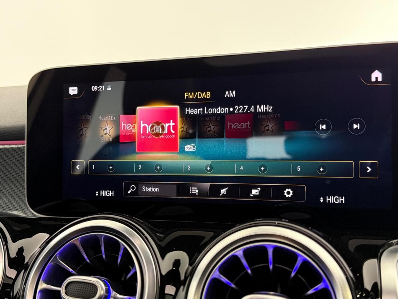 Mercedes-Benz GLB thumbnail Infotainment System