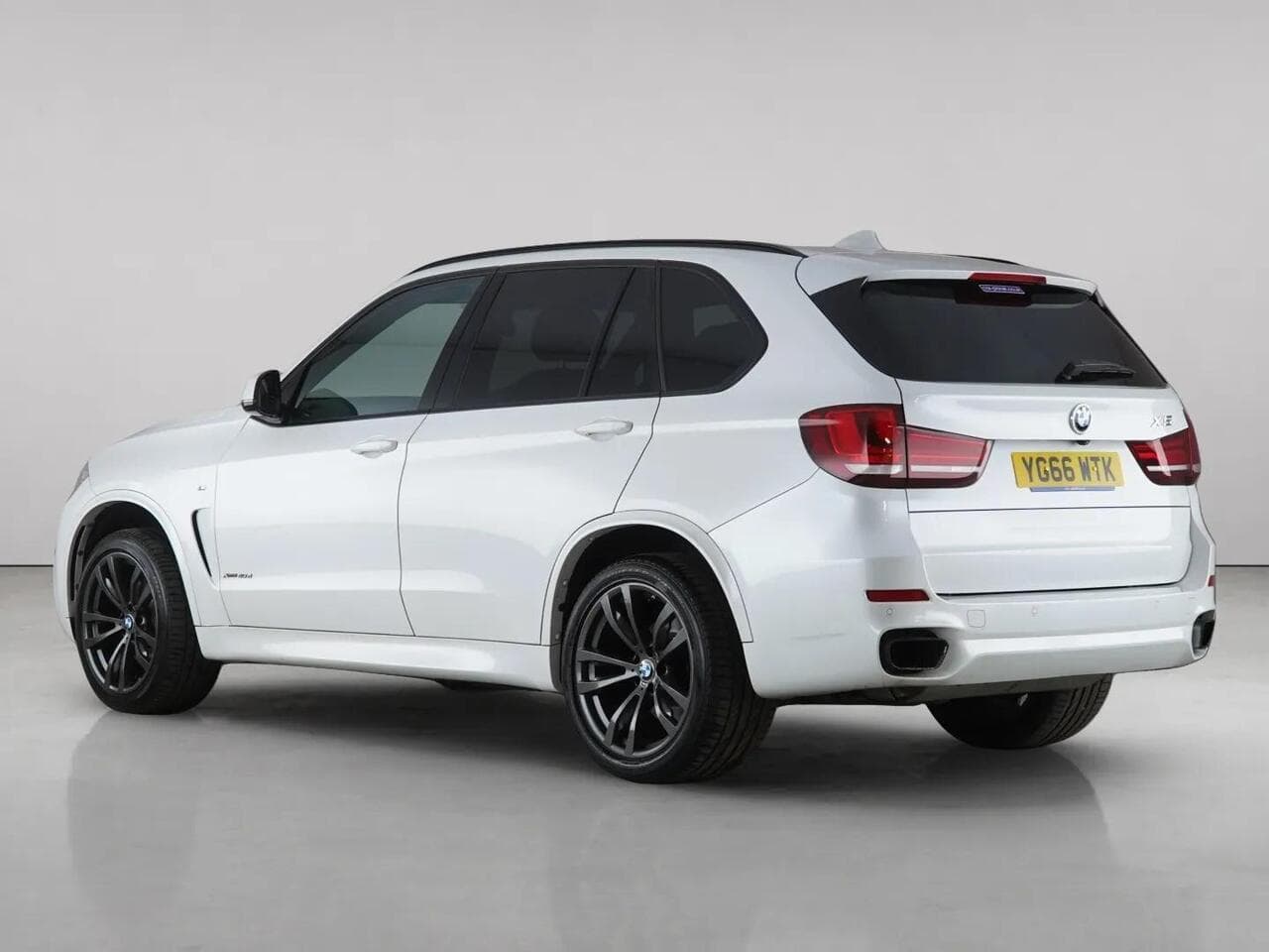 BMW X5 thumbnail Rear Left