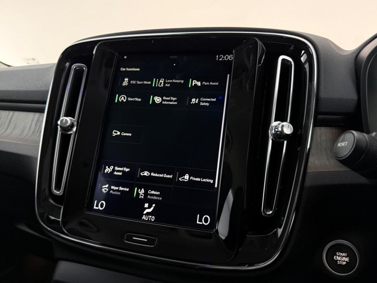Volvo XC40 thumbnail Infotainment System