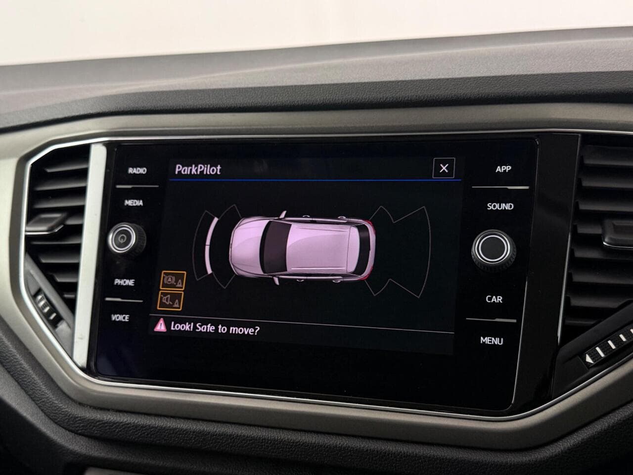 Volkswagen T-Roc thumbnail Infotainment System