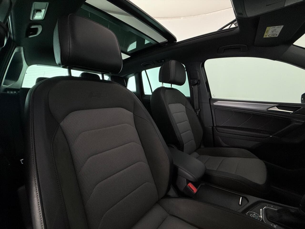 Volkswagen Tiguan thumbnail Seat Driver