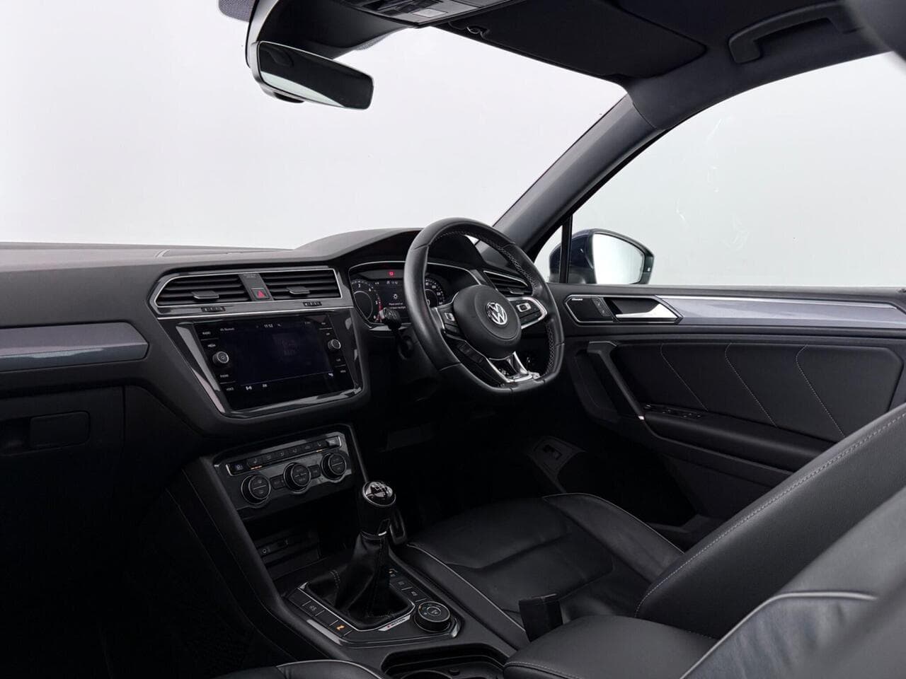 Volkswagen Tiguan thumbnail Interior Front