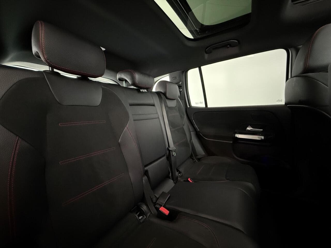 Mercedes-Benz GLB thumbnail Seats Rear