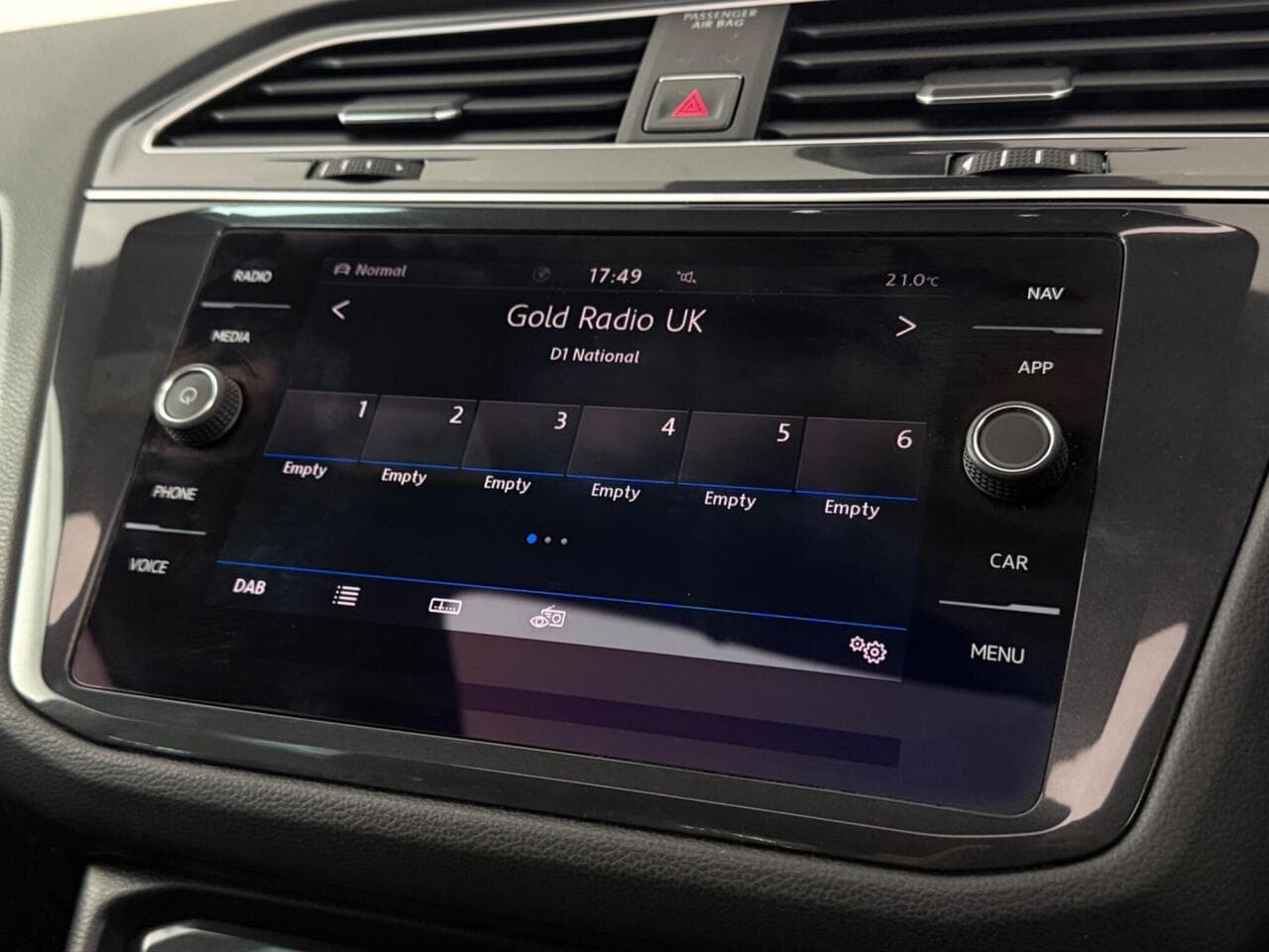 Volkswagen Tiguan thumbnail Infotainment System