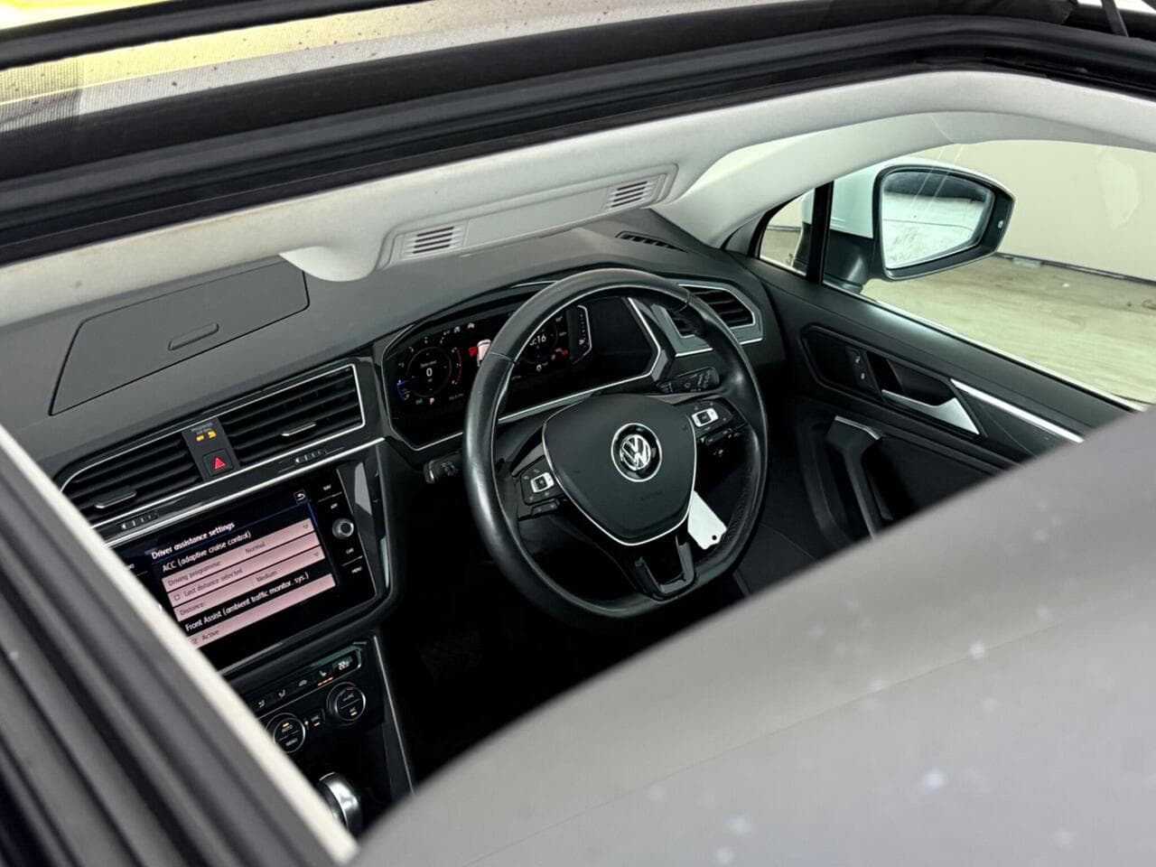 Volkswagen Tiguan thumbnail Interior Front
