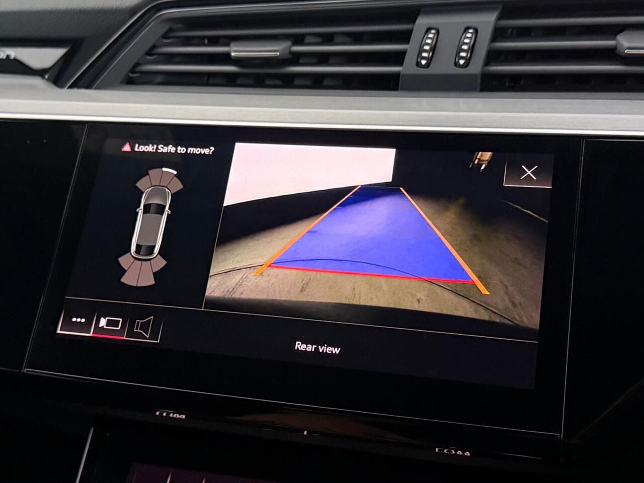 Audi e-tron thumbnail Infotainment System