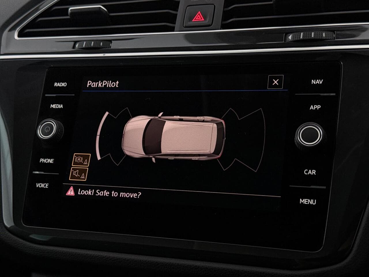 Volkswagen Tiguan thumbnail Infotainment System