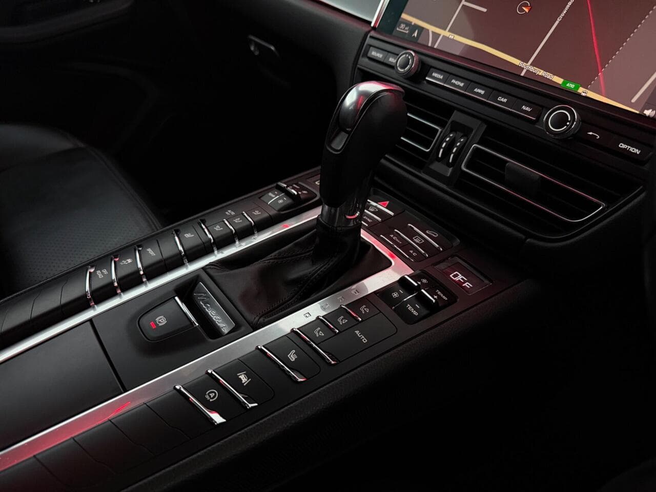 Porsche Macan thumbnail Misc Controls