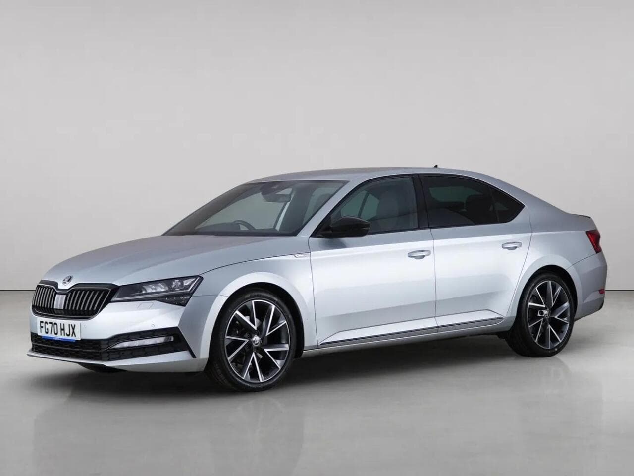Skoda Superb thumbnail Front Left
