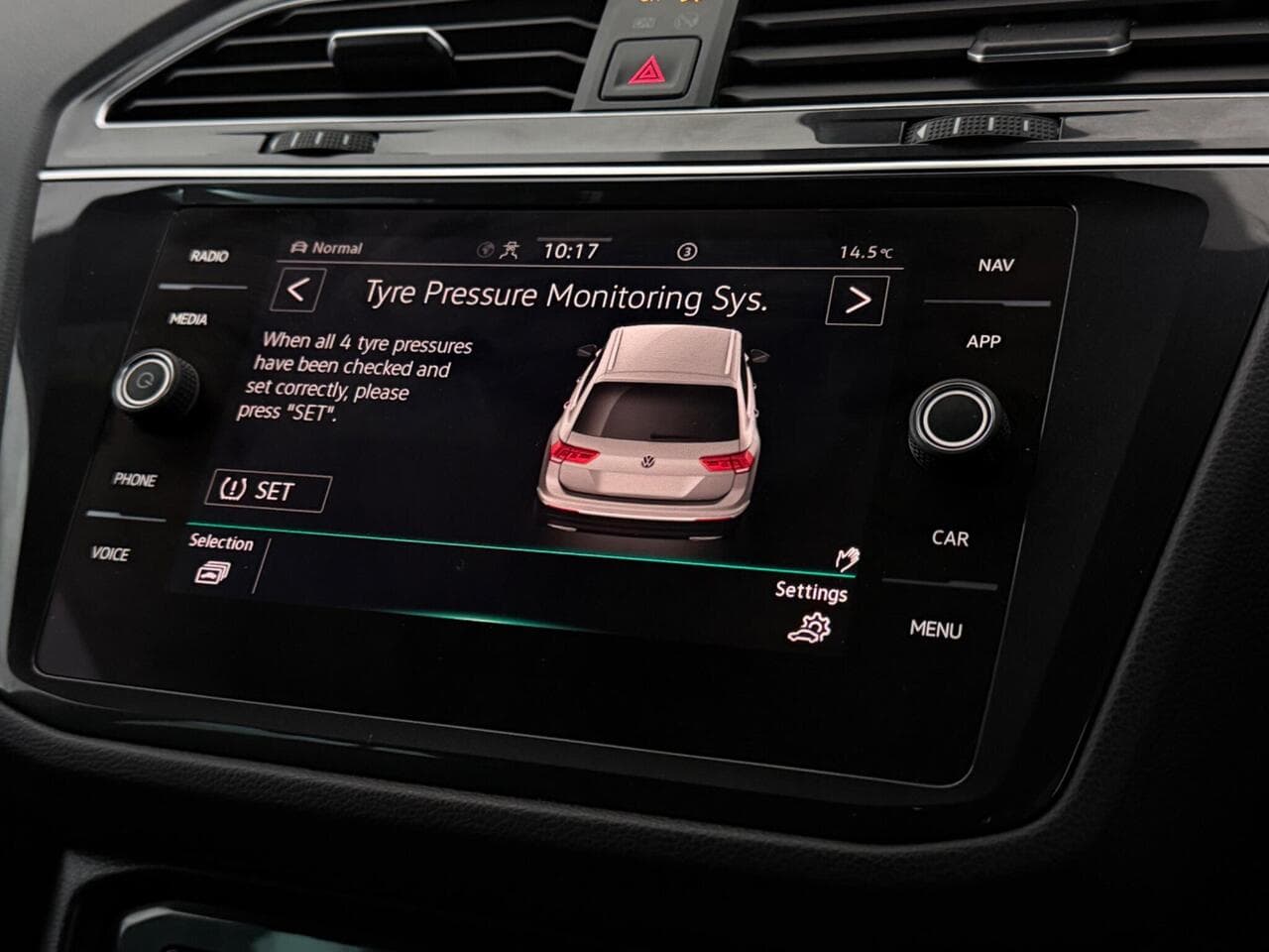 Volkswagen Tiguan thumbnail Infotainment System