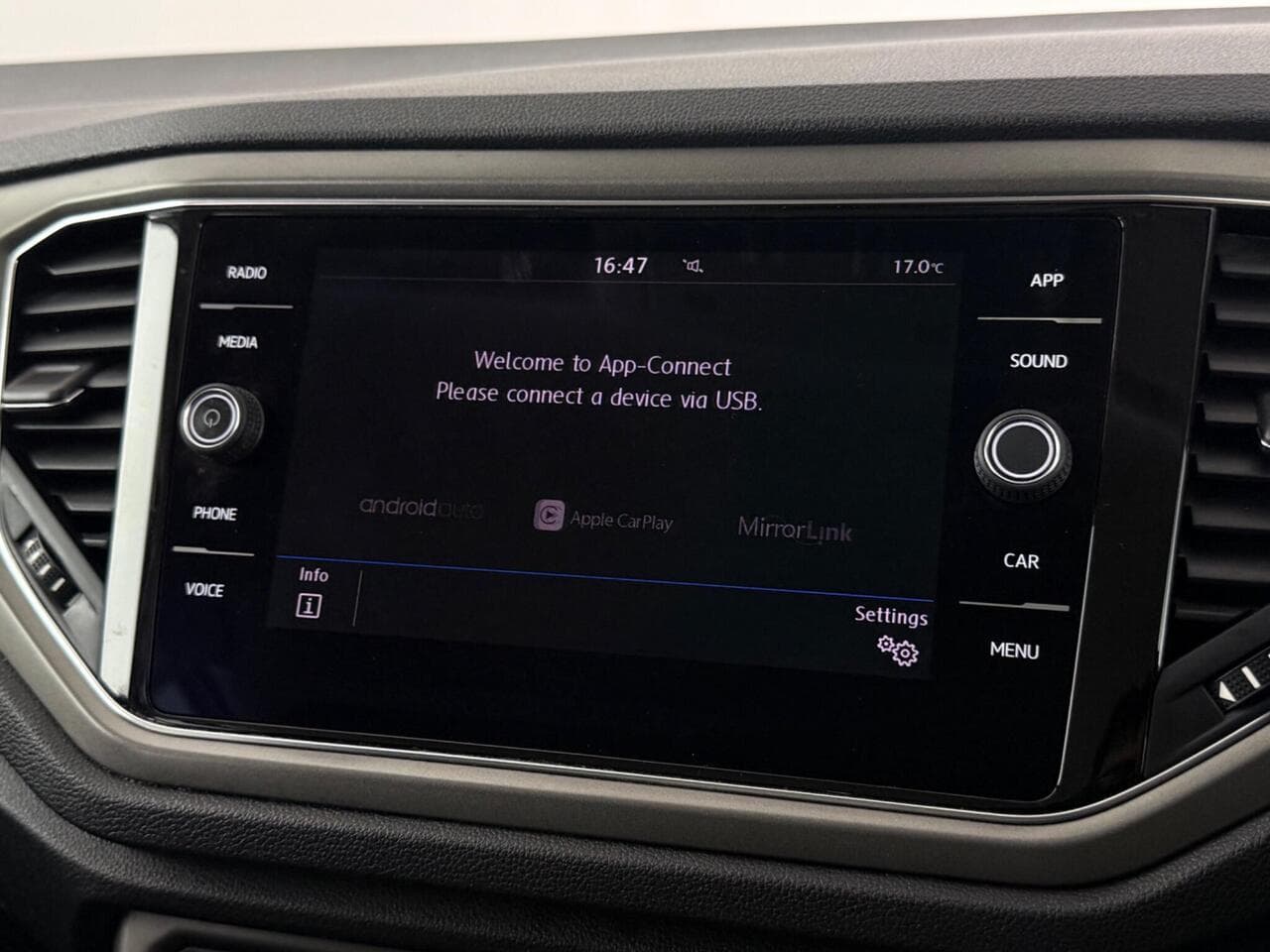 Volkswagen T-Roc thumbnail Infotainment System