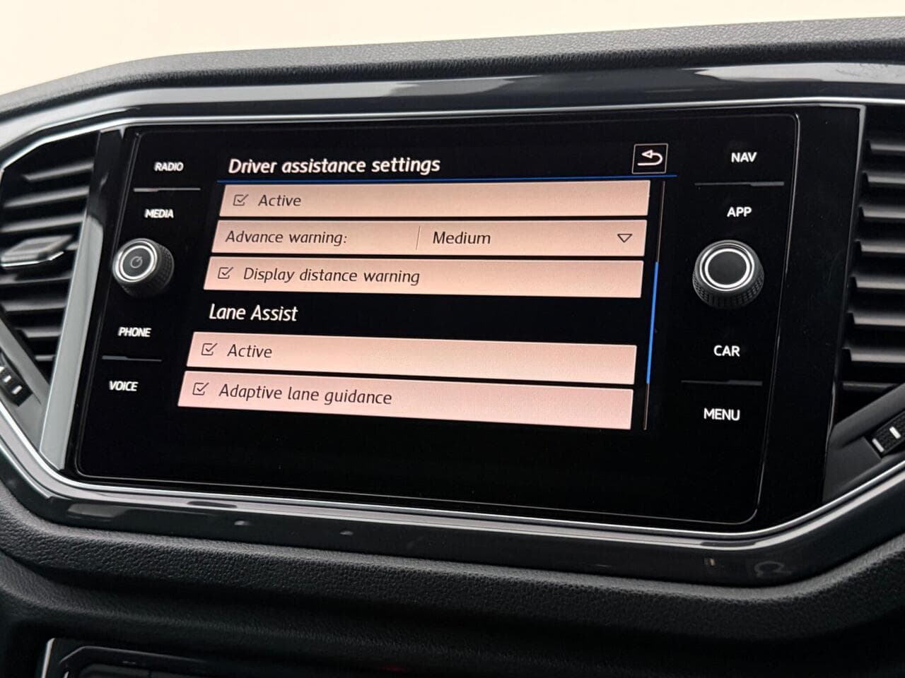 Volkswagen T-Roc thumbnail Infotainment System
