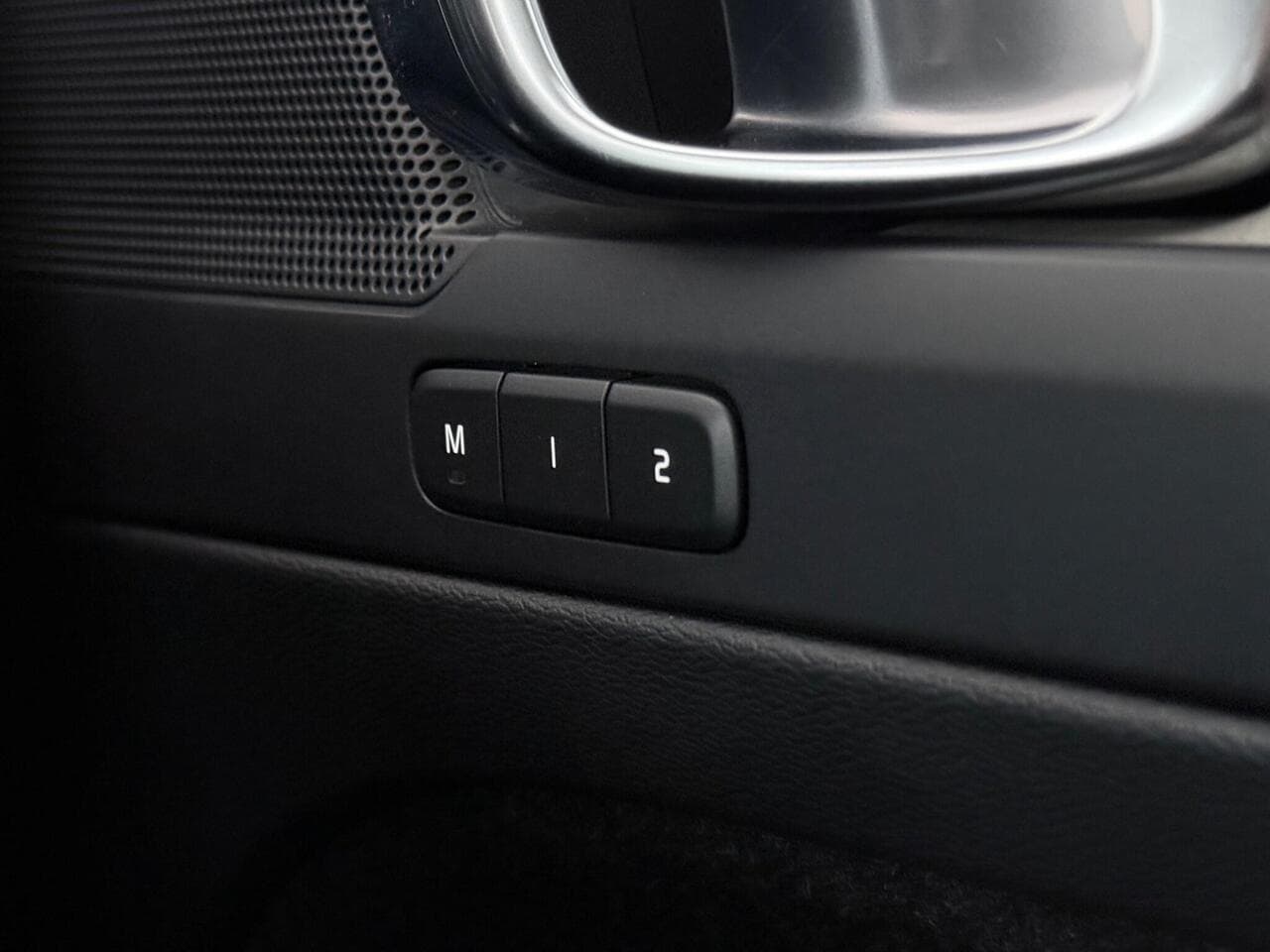 Volvo XC40 thumbnail Misc Controls