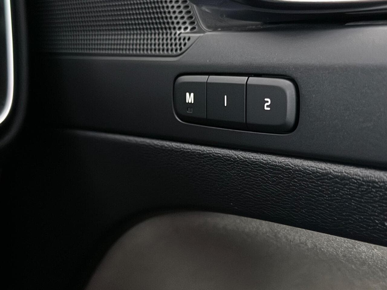 Volvo XC40 thumbnail Misc Controls
