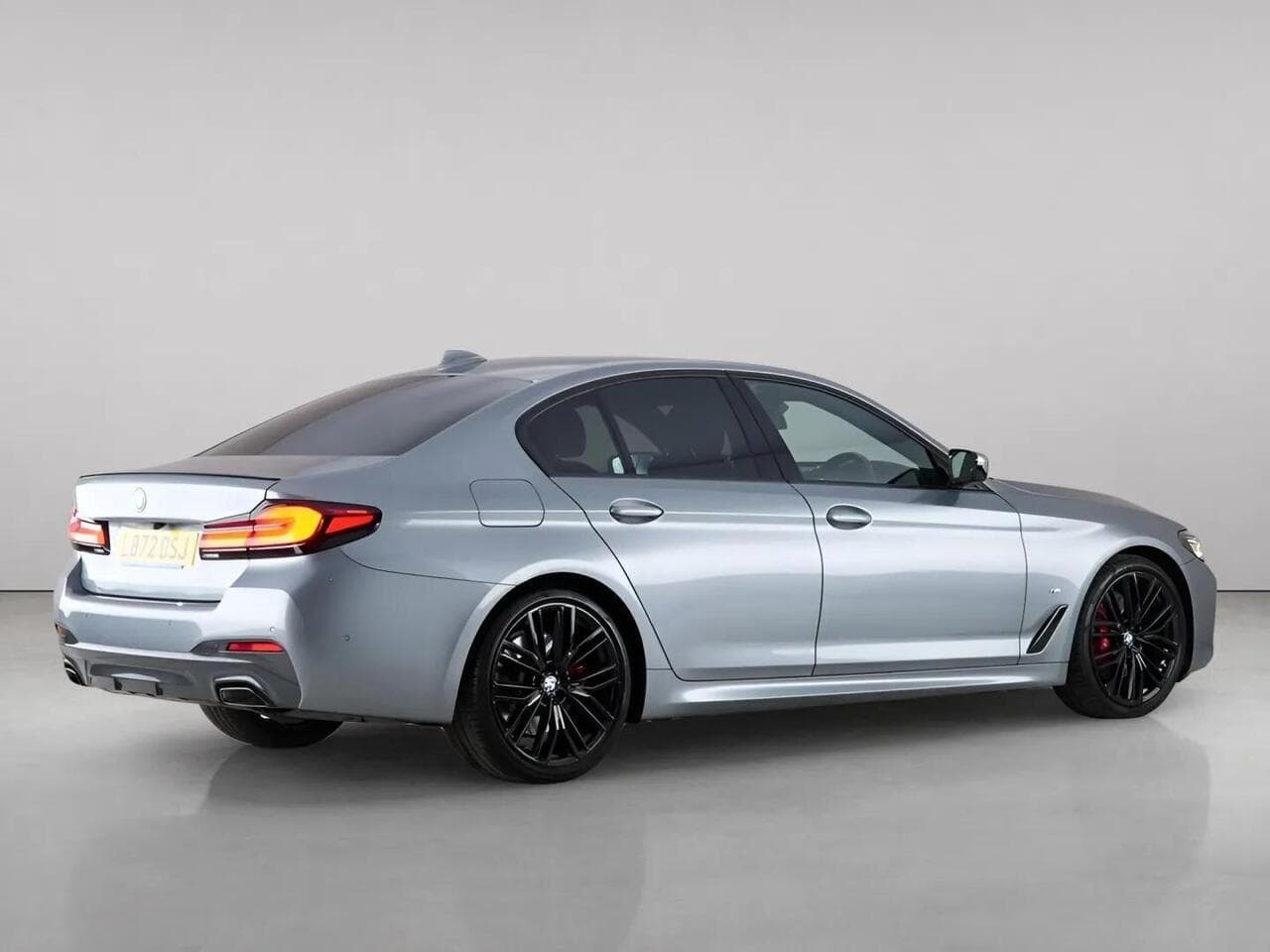 BMW 5 Series thumbnail Rear Right