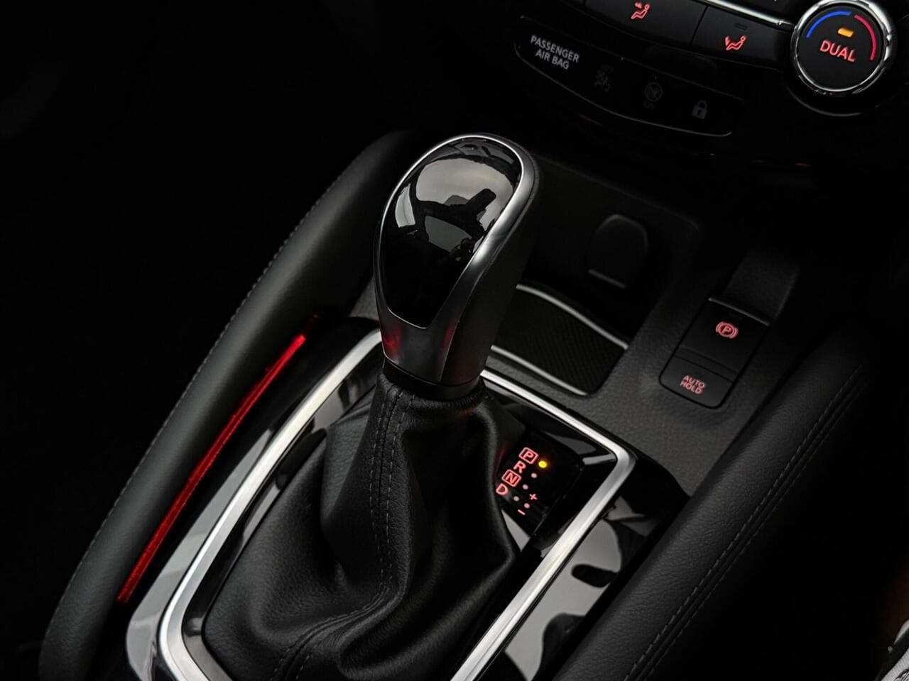 Nissan Qashqai thumbnail Interior Front