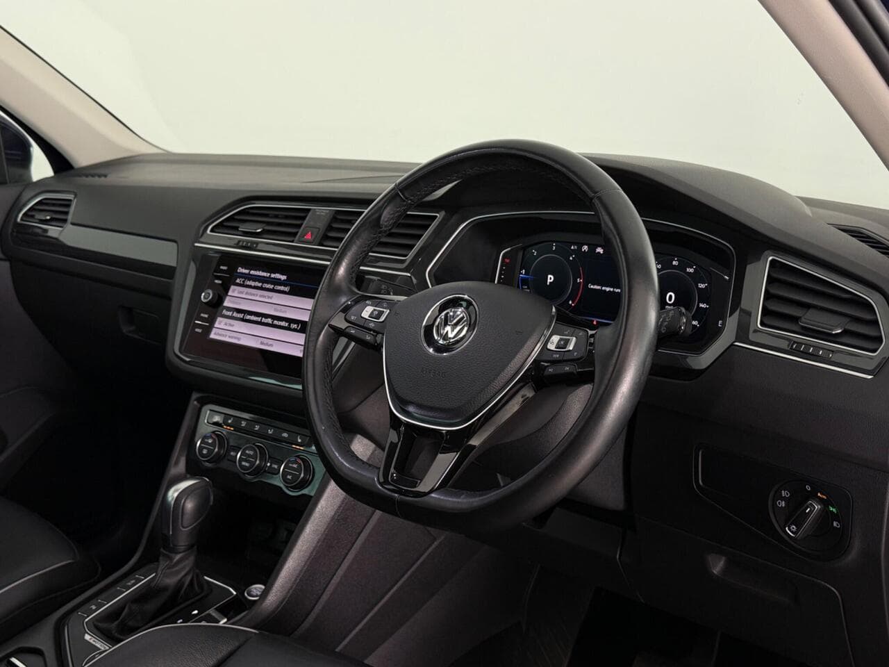 Volkswagen Tiguan thumbnail Interior Front