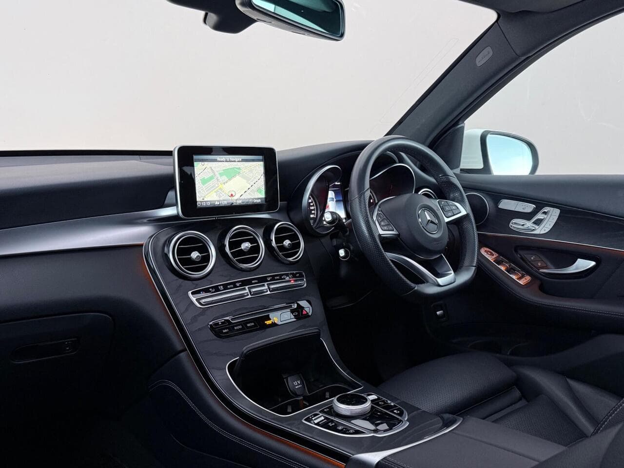 Mercedes-Benz GLC thumbnail Interior Front