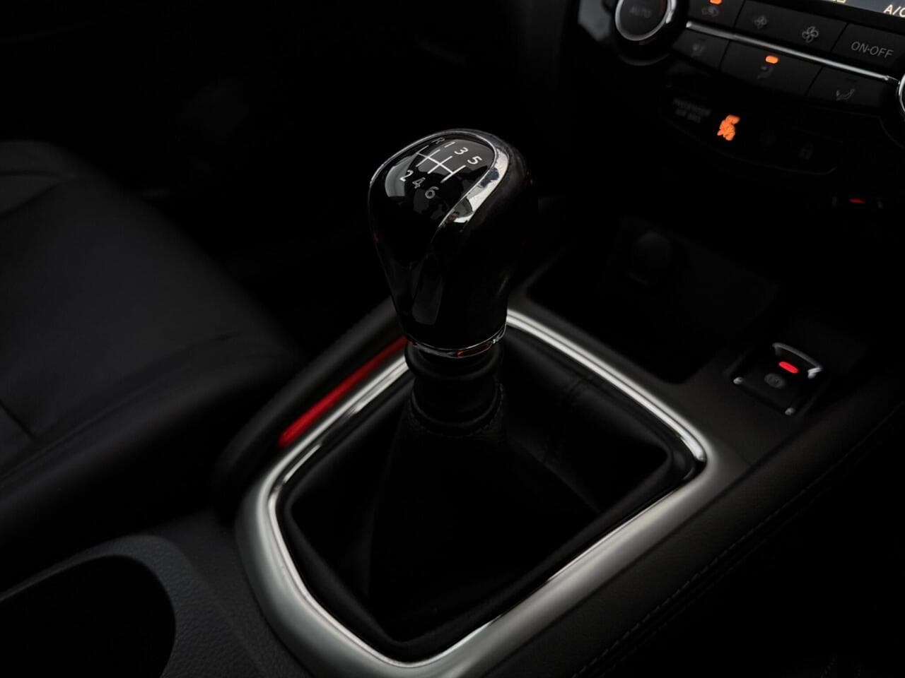 Nissan Qashqai thumbnail Interior Front
