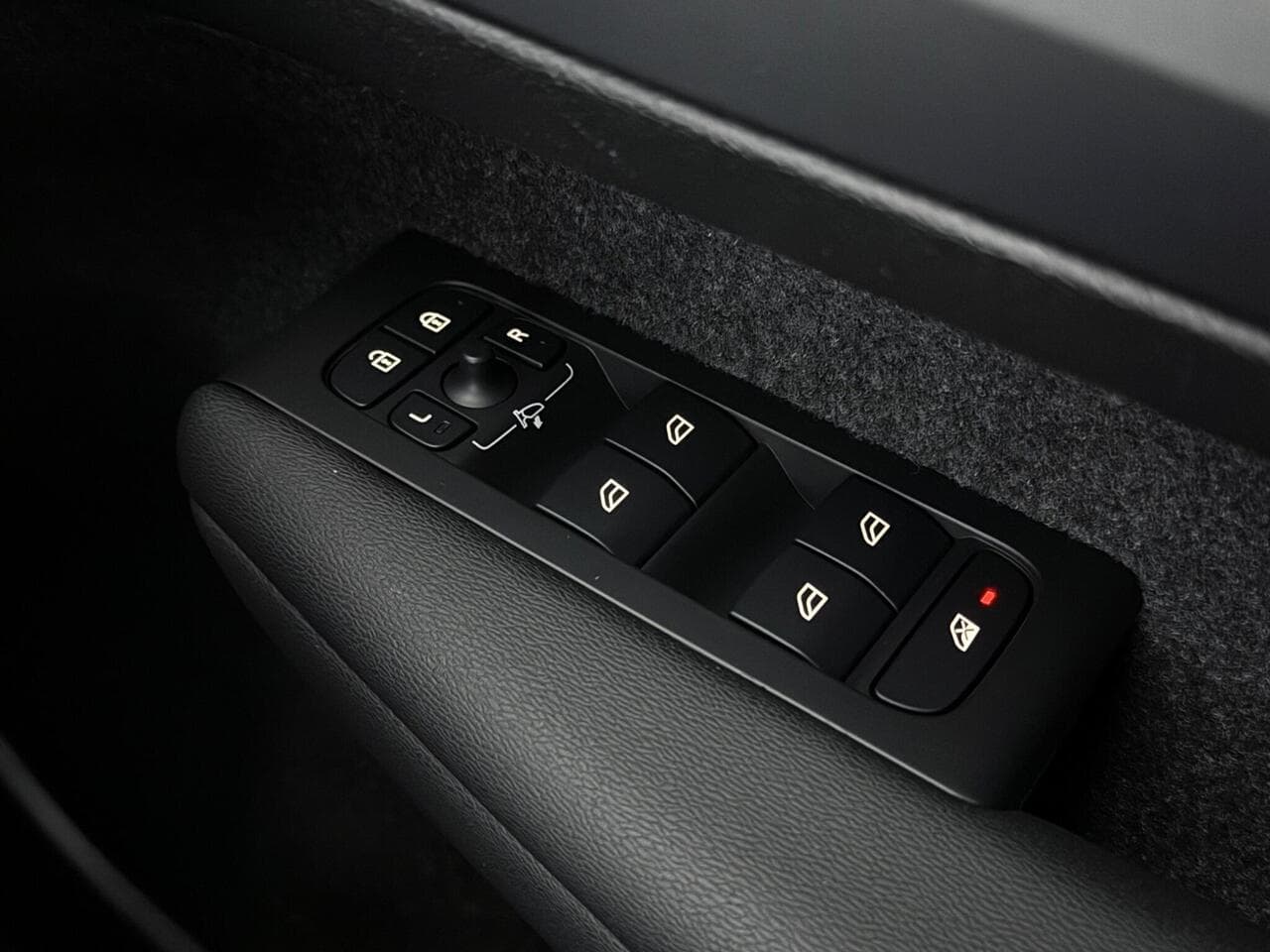 Volvo XC40 thumbnail Misc Controls