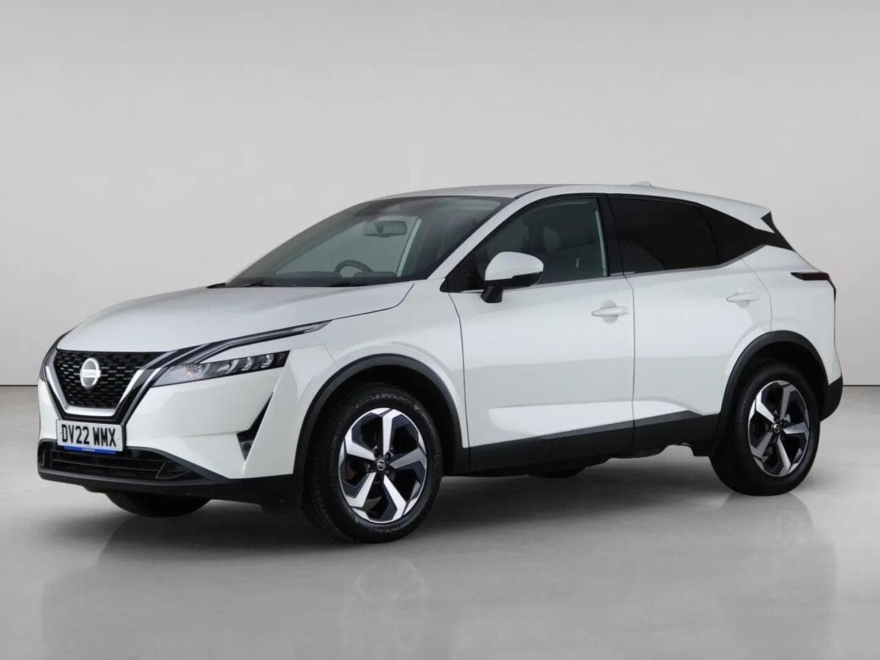 Nissan Qashqai thumbnail Front Left